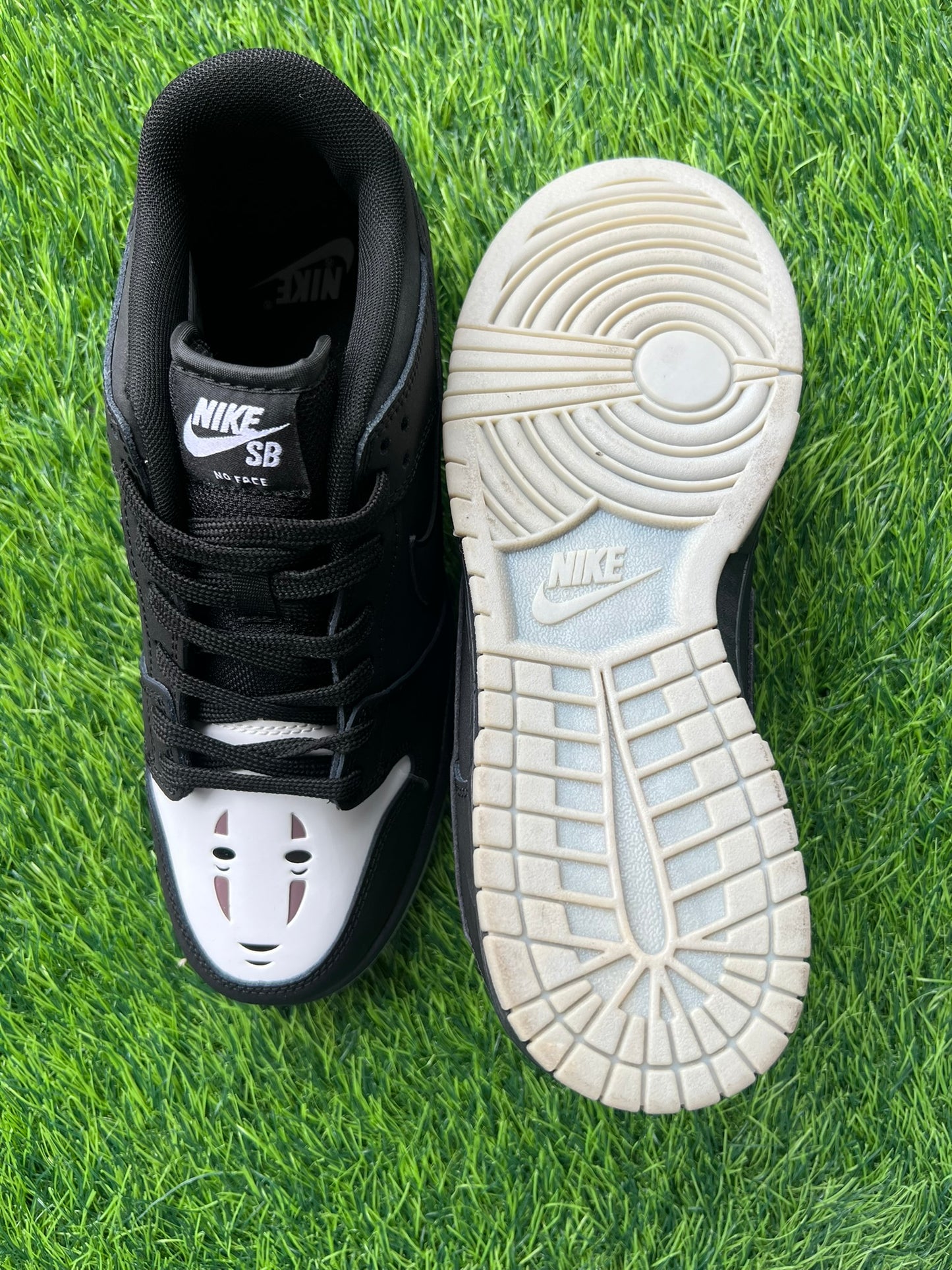 Nike SB Dunk Low "No Face" (Sin Cara) de la película El Viaje de Chihiro