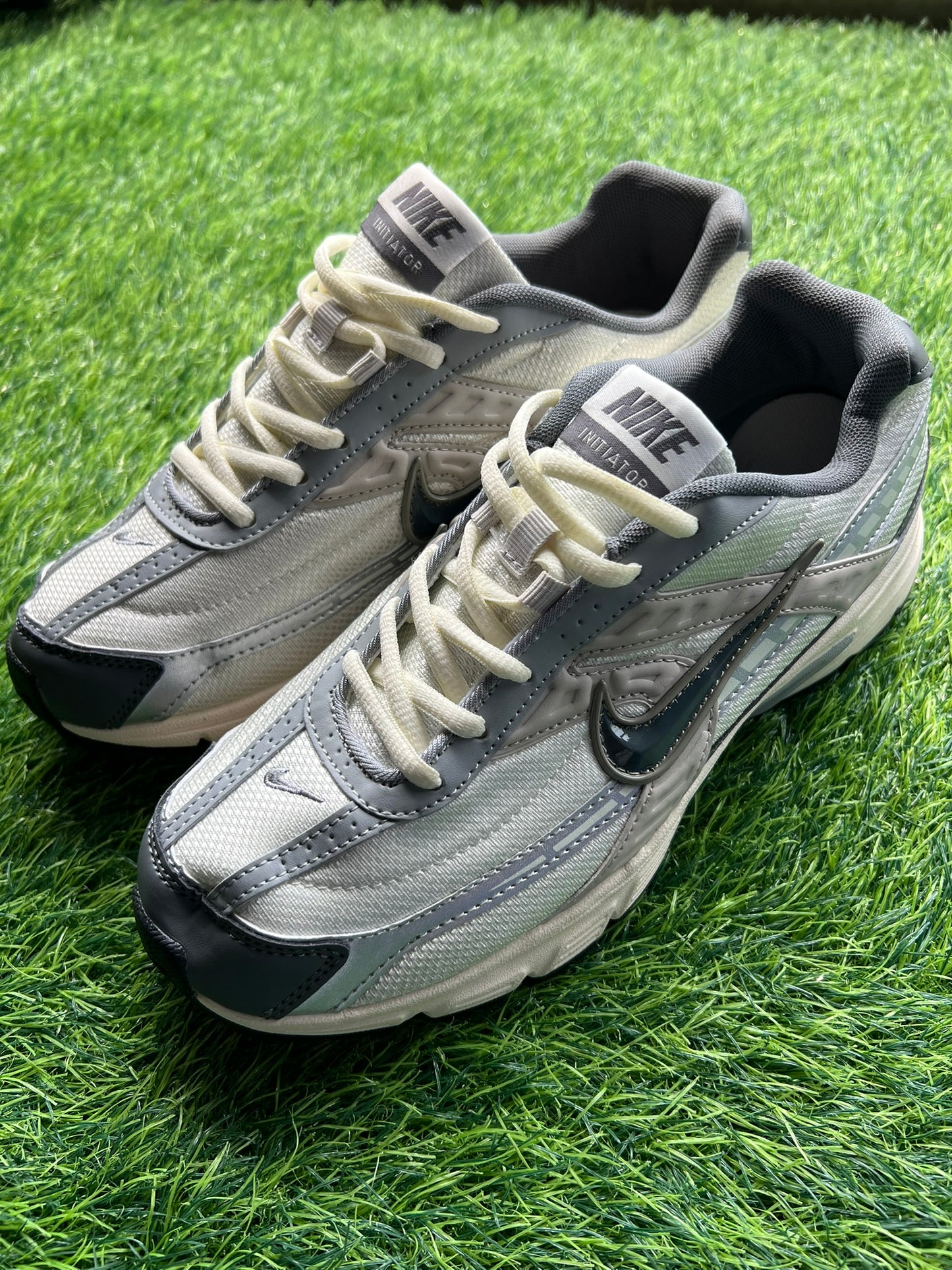 Nike Initiator - Light Bone/Smoke Grey/Coconut Milk