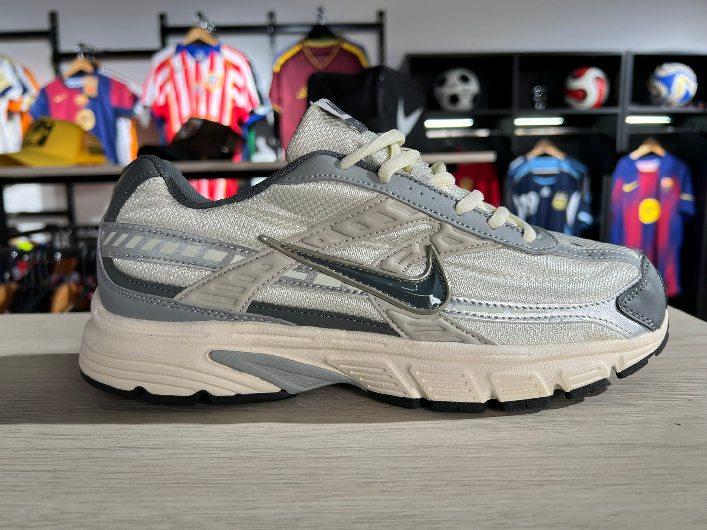 Nike Initiator - Light Bone/Smoke Grey/Coconut Milk